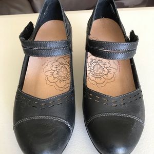 Women dressing shoes black size 6